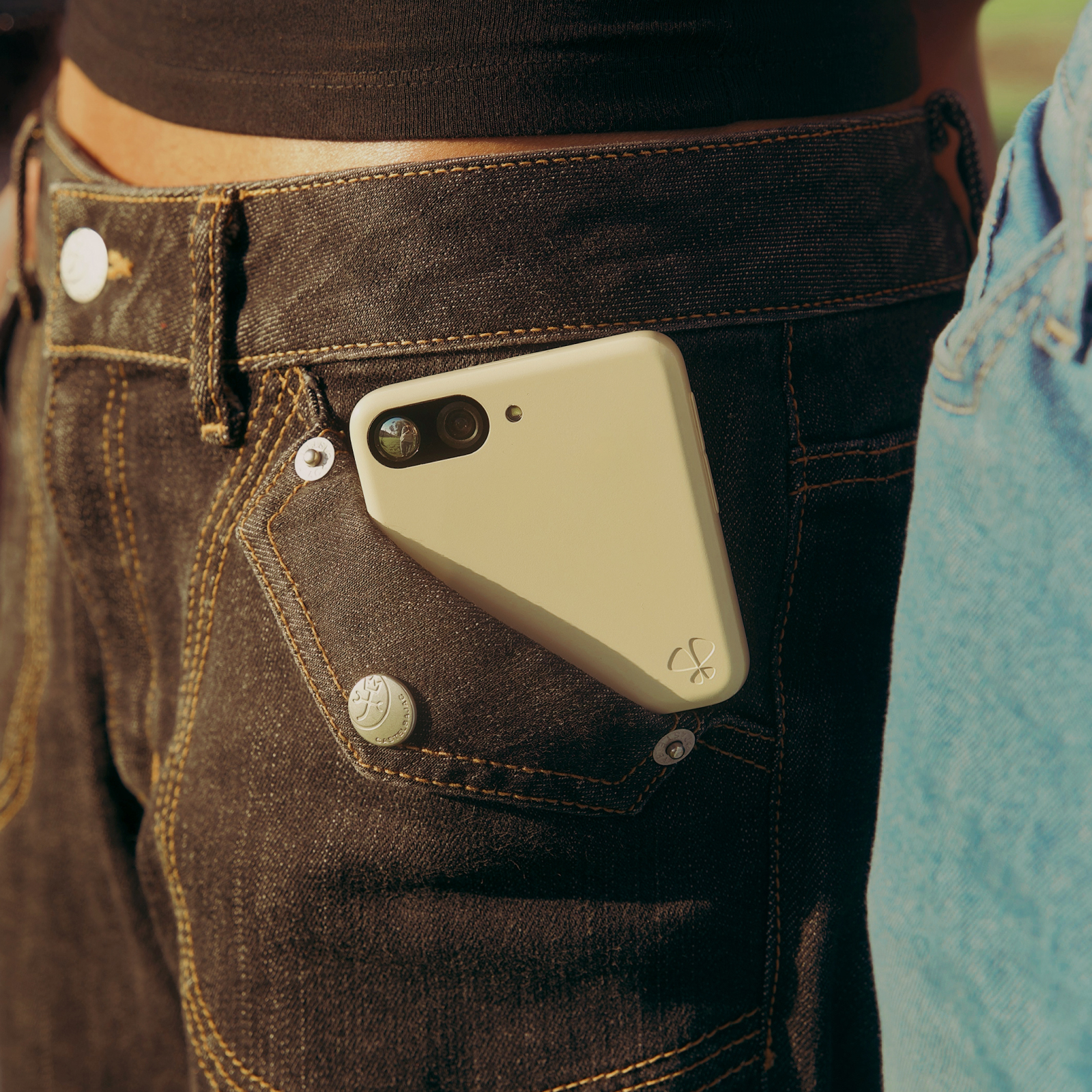 Meadow Ships Its First Batch of Tiny, App-Limited Phones — image 4 of 5