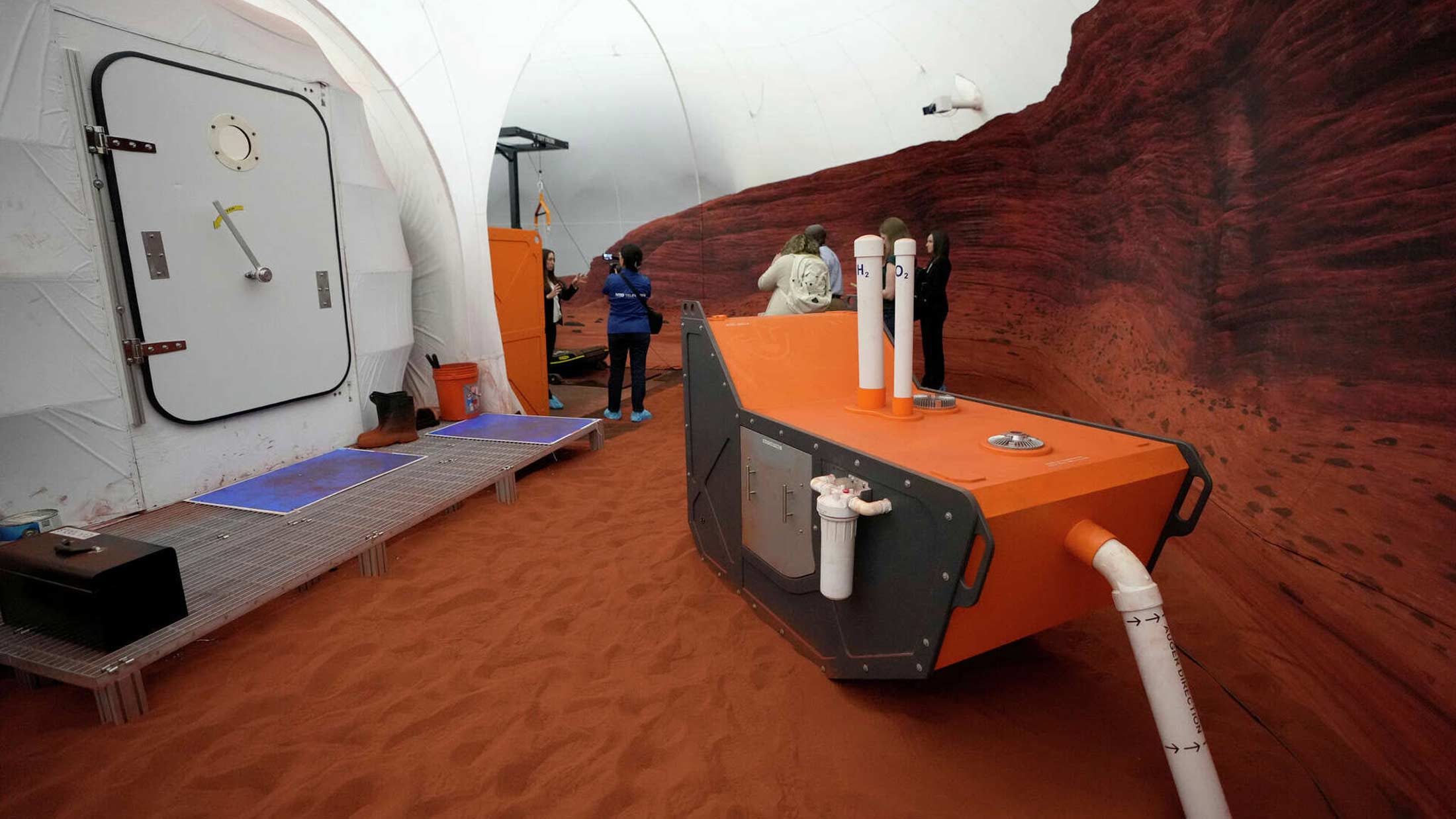 NASA Wants Four People to Spend a Year Pretending to Live on the Moon and Mars. Applications Are Open.
