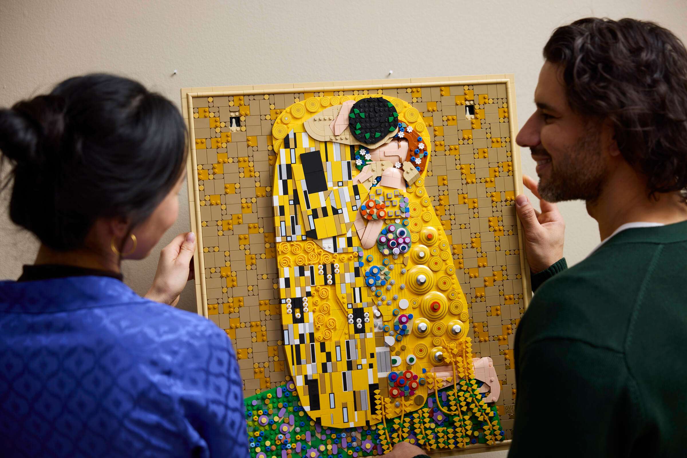 LEGO's $299 'The Kiss' Is the Biggest Art Set Yet, and Fans Don't Quite Know What to Make of It — image 6 of 15