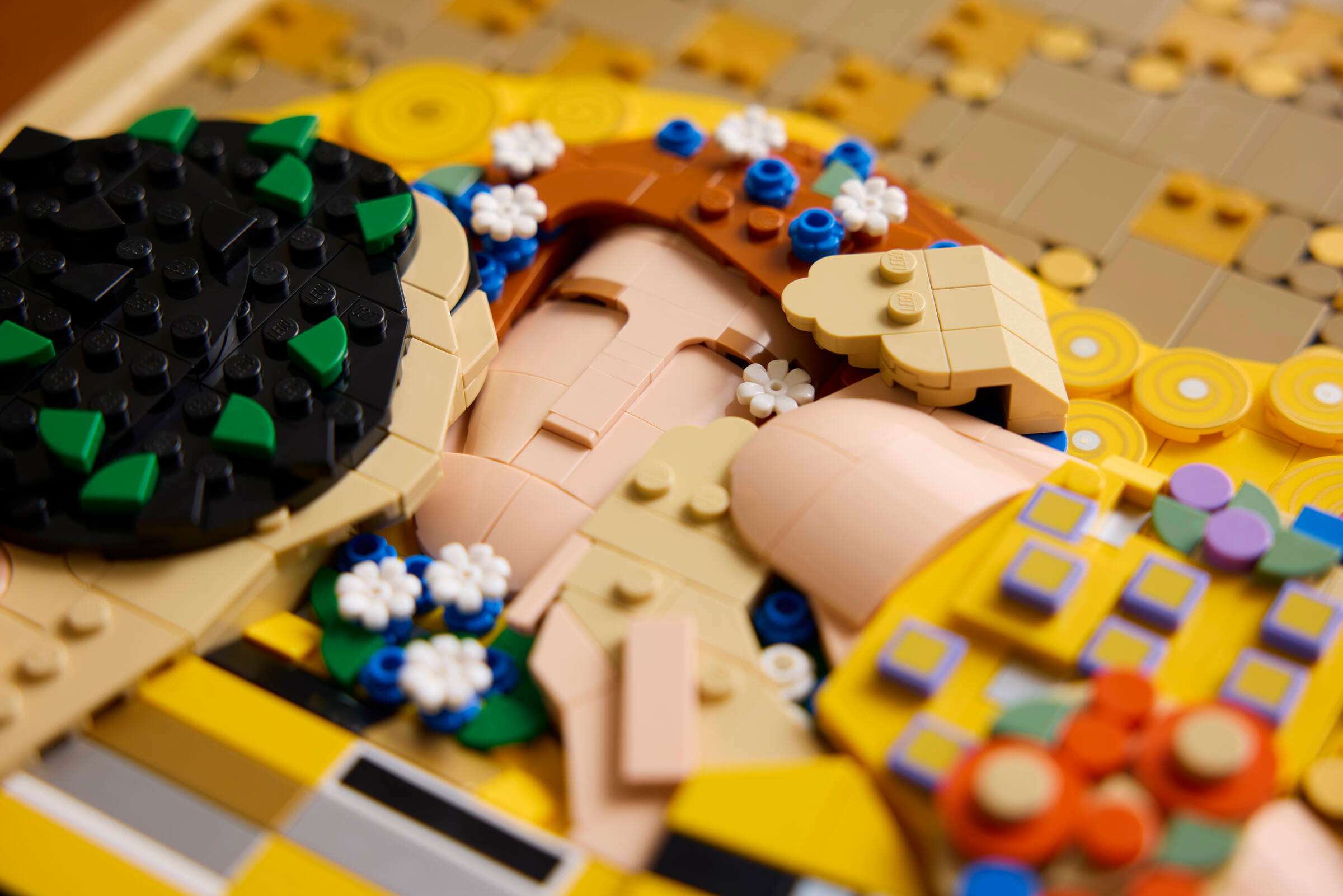 LEGO's $299 'The Kiss' Is the Biggest Art Set Yet, and Fans Don't Quite Know What to Make of It — image 2 of 15