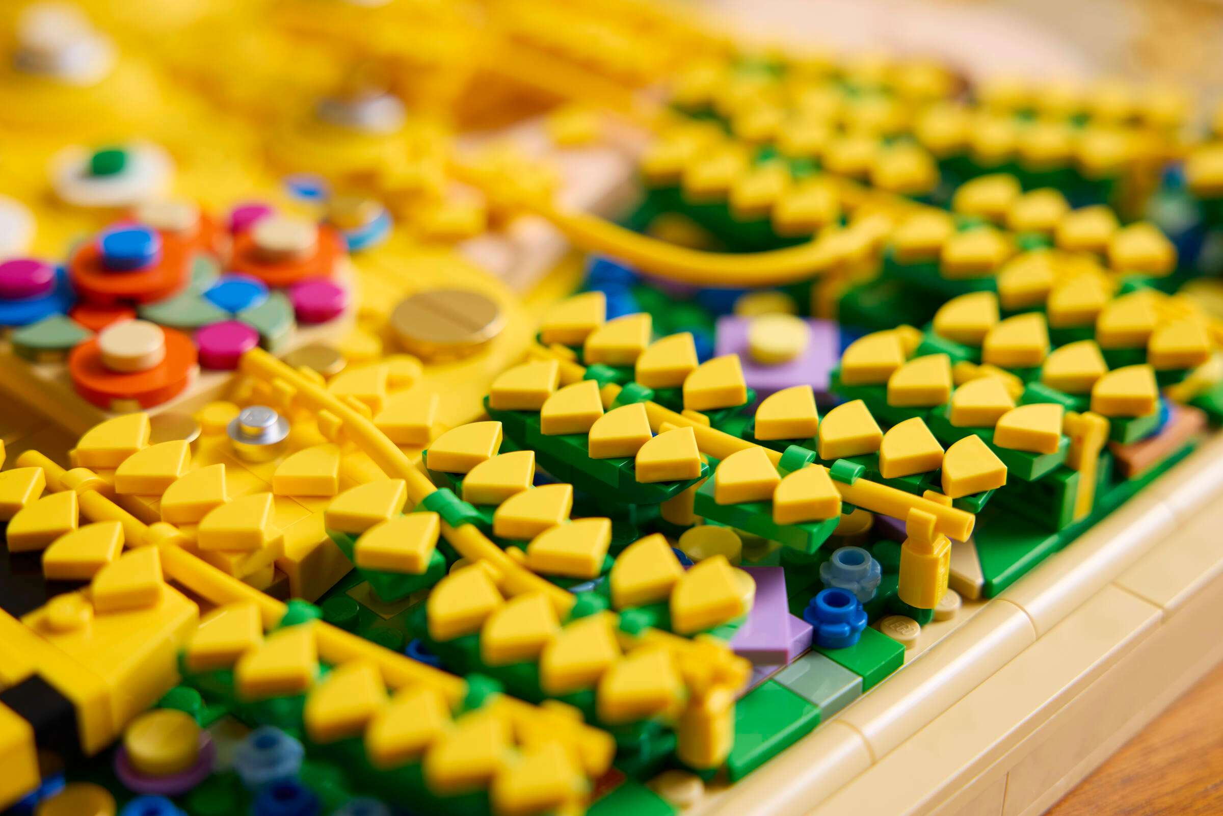 LEGO's $299 'The Kiss' Is the Biggest Art Set Yet, and Fans Don't Quite Know What to Make of It — image 4 of 15