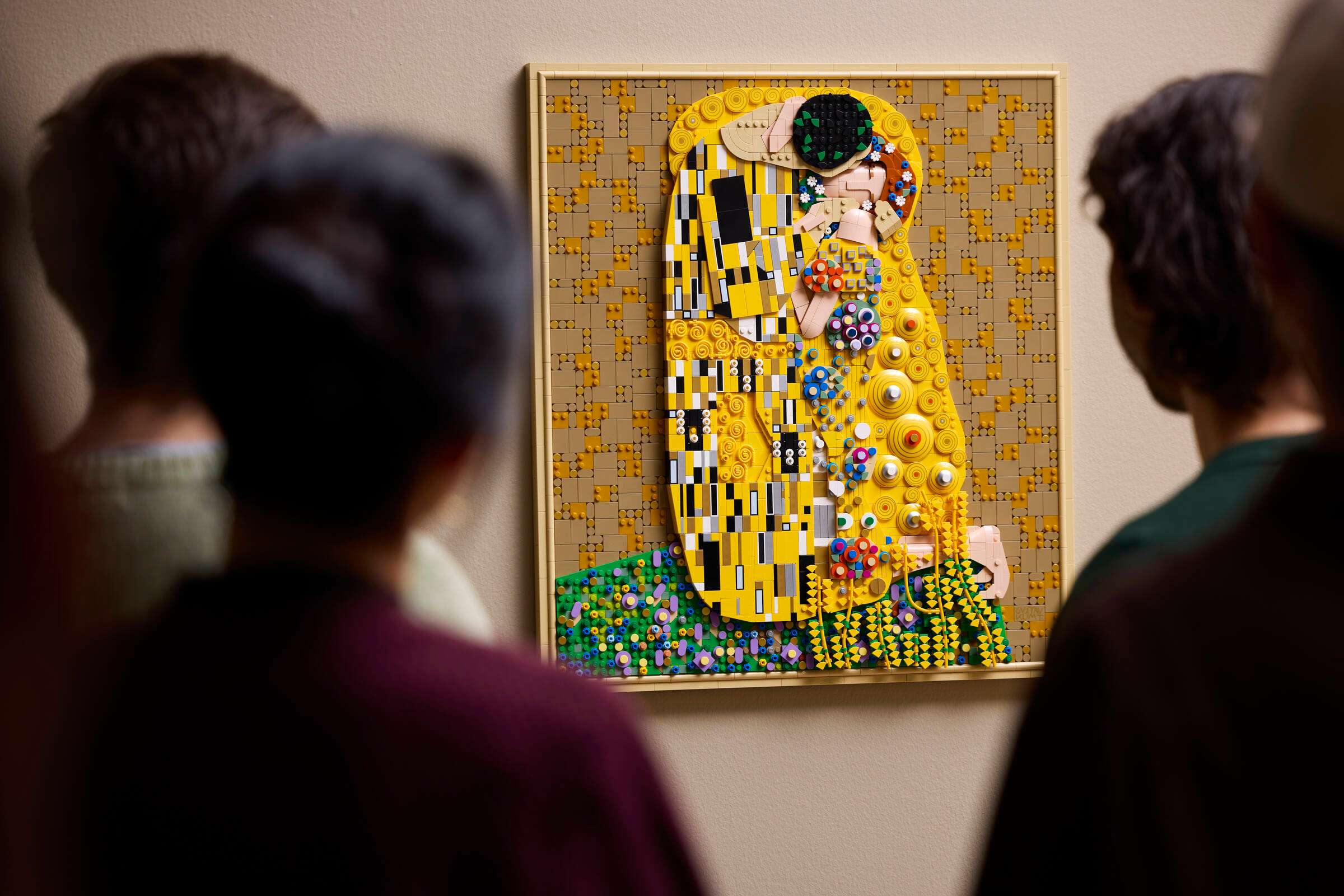 LEGO's $299 'The Kiss' Is the Biggest Art Set Yet, and Fans Don't Quite Know What to Make of It — image 8 of 15